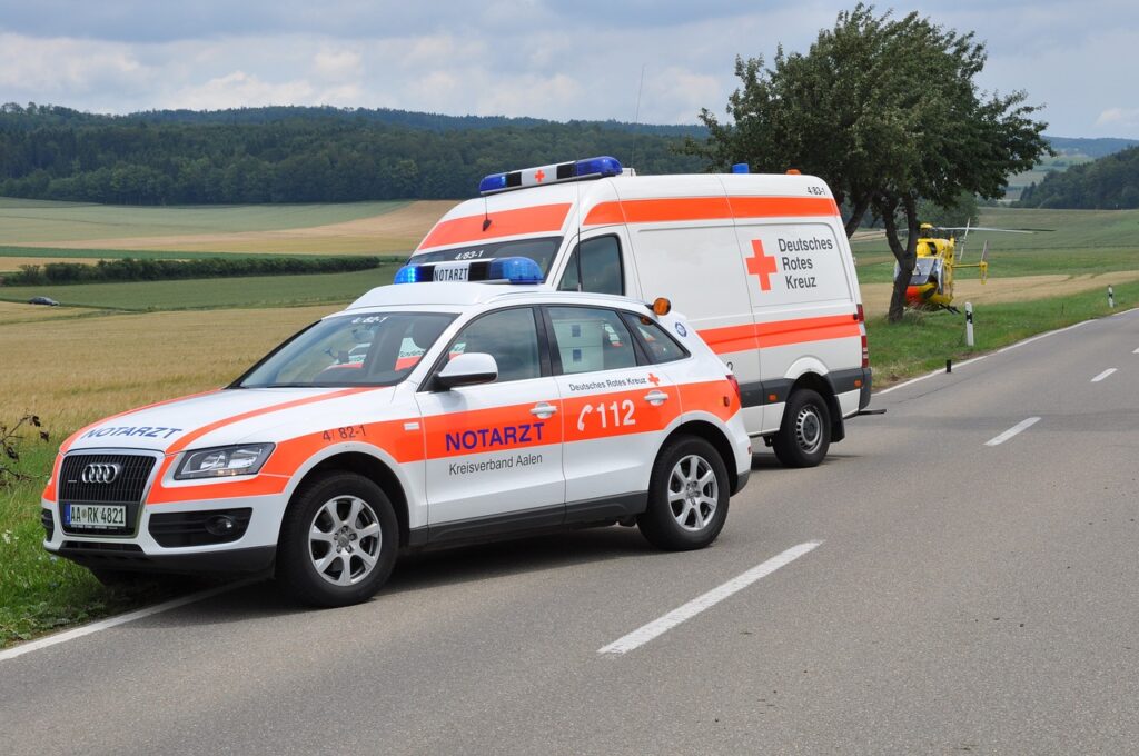emergency doctor, ambulance, helicopter-548023.jpg